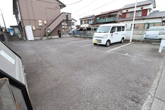 プランドール鈴木の駐車場|車をお持ちの方に嬉しい駐車場付きの物件です