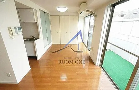 ラグジュアリーアパートメント森下の居間・リビング|洋室のお部屋です。