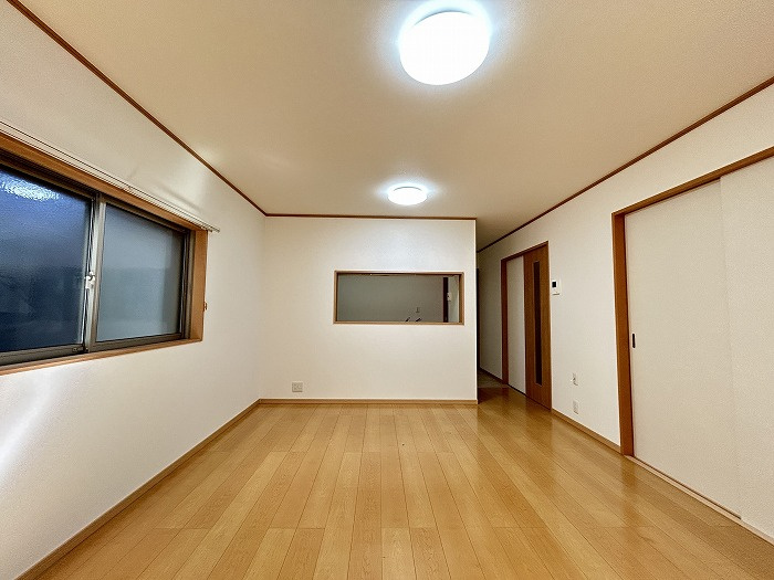名古屋市南区上浜町の中古一戸建の居間・リビング|◇リビング◇　　南面を含む２面採光で明るいリビング約１４．０帖　家族があつまる明るいリビング♪