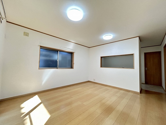 名古屋市南区上浜町の中古一戸建の居間・リビング|◇リビング◇　　南面を含む２面採光で明るいリビング約１４．０帖　２０２６年７月リフォーム済み♪