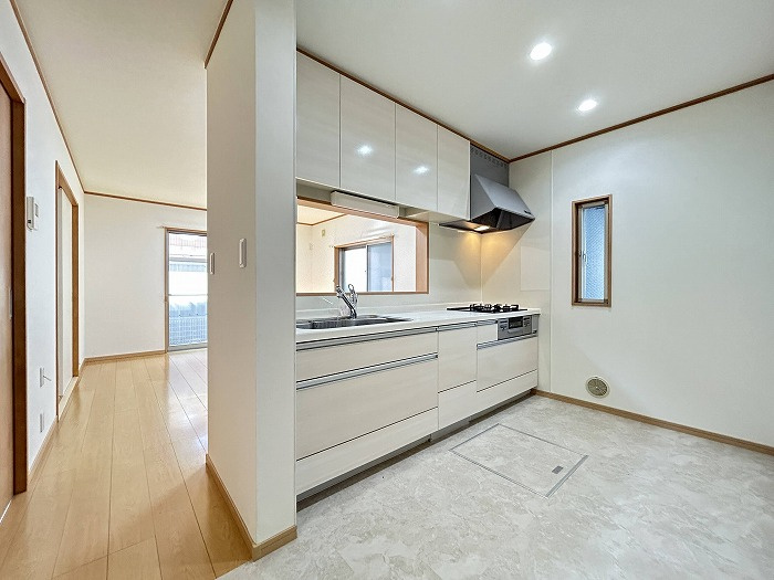 名古屋市南区上浜町の中古一戸建のキッチン|◇キッチン◇　　３口コンロで料理がはかどります♪