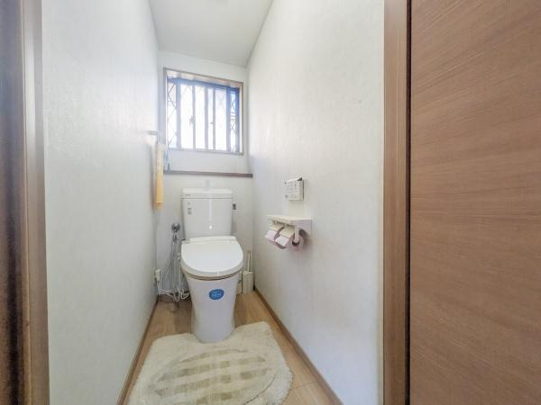 大分市横塚２丁目の中古一戸建のトイレ|1階トイレ。窓付きで明るく、快適空間です。