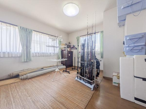 大分市横塚２丁目の中古一戸建の洋室|続き間の5.5帖の落ち着いた洋室は書斎や趣味の部屋に最適。
そのまま広い空間としても、壁でお部屋を仕切っても◎
自分だけの空間づくりが叶います。