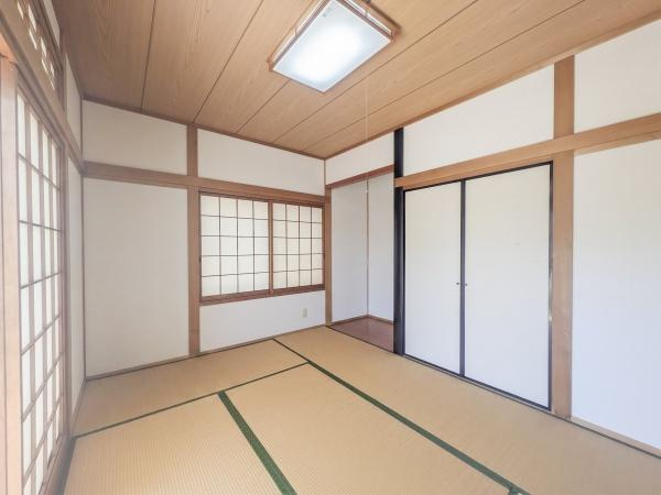 大分市横塚２丁目の中古一戸建の和室|障子の柔らかな光が心地よい約6帖の和室。畳の香りに包まれ、家族の憩いの場として活躍します。