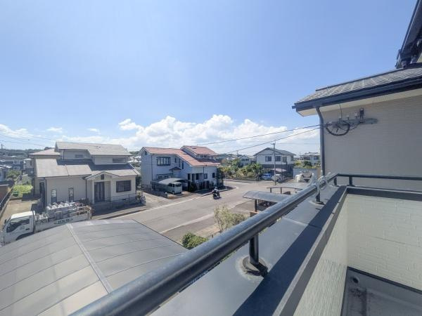 大分市横塚２丁目の中古一戸建のバルコニー|開放的なバルコニーからは街並みを一望。洗濯物干しにも便利な明るい屋外空間です。