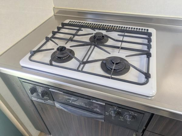 大分市横塚２丁目の中古一戸建のキッチン|三口コンロ搭載で本格料理も同時進行OK。効率よく調理できる使い勝手良好なキッチンです。
