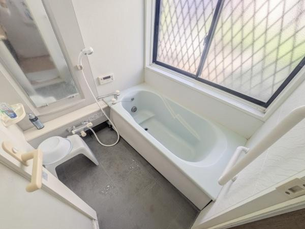 大分市横塚２丁目の中古一戸建の浴室|広々とした浴槽で1日の疲れをリフレッシュできる、清潔感あるバスルームです。