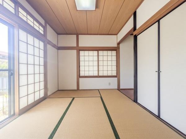 大分市横塚２丁目の中古一戸建の和室|障子越しの柔らかな光が差し込む和室。畳の温もりを感じながらゆったり過ごせる癒しの空間です。