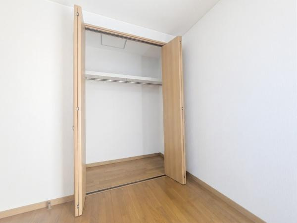 大分市横塚２丁目の中古一戸建の収納|ハンガーパイプ付きの使いやすい収納スペース。衣類や日用品をすっきり整理整頓できます。