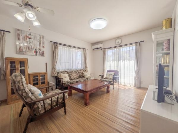 大分市横塚２丁目の中古一戸建の居間・リビング|明るい日差しが差し込むリビングです。落ち着いた色合いのフローリングが清潔感を演出しています。窓が多く開放的な空間となっています。エアコンや照明などの設備が整っています。