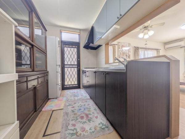 大分市横塚２丁目の中古一戸建のキッチン|木目調のキッチンが上品な雰囲気を演出。
三口コンロで同時調理も可能、毎日の食卓づくりが楽しくなるキッチンです。