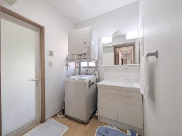 大分市横塚２丁目の中古一戸建の独立洗面台|洗濯機スペース一体型で家事動線がスムーズ。
朝の身支度もスマートにこなせる実用的な洗面空間です。