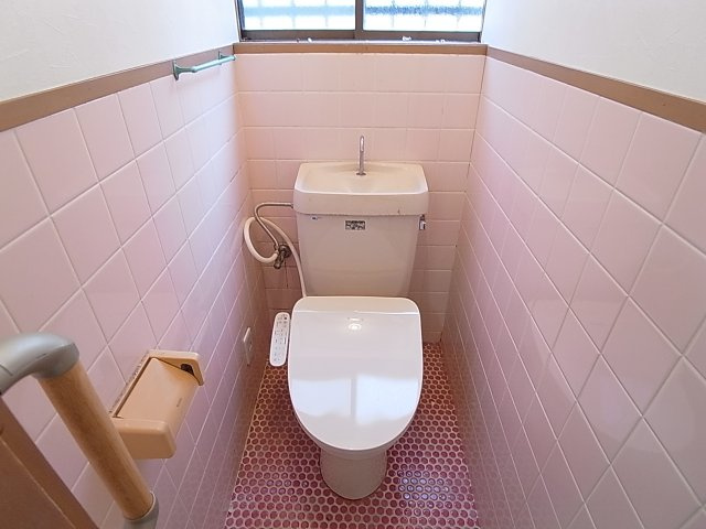 久保町4丁目貸家のトイレ|温水洗浄便座付き、トイレ2か所も有ります