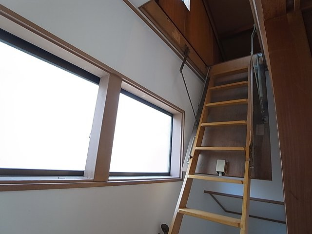 久保町4丁目貸家の設備|ここから屋根裏収納へ
