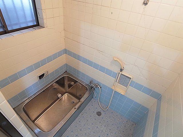 久保町4丁目貸家の浴室|追炊き付きのバスルーム、小窓も完備
