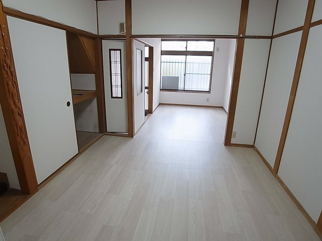 久保町4丁目貸家の内装|日当たりの良い明るい室内