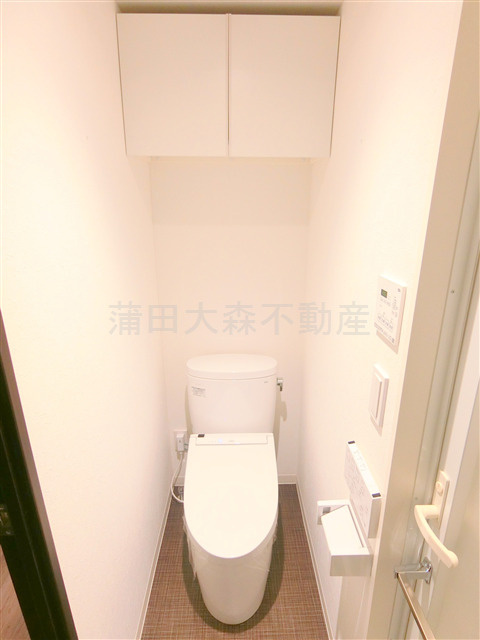 ベルシード蒲田Ⅱのトイレ|棚収納と温水暖房便座付きのトイレ