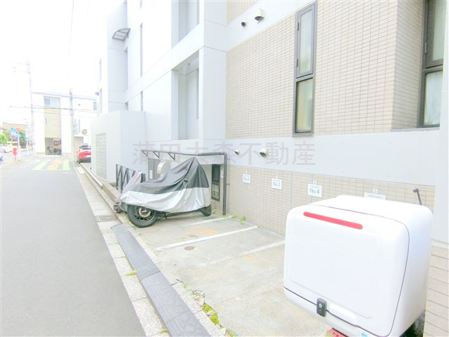 フォルス池上の駐車場
