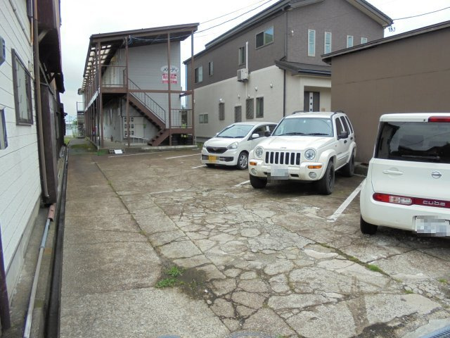 ハイツメルティの駐車場