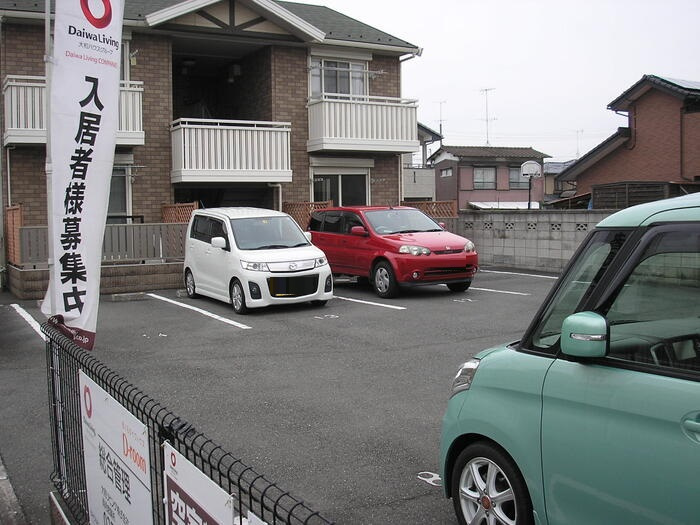 アヴェニールBの駐車場