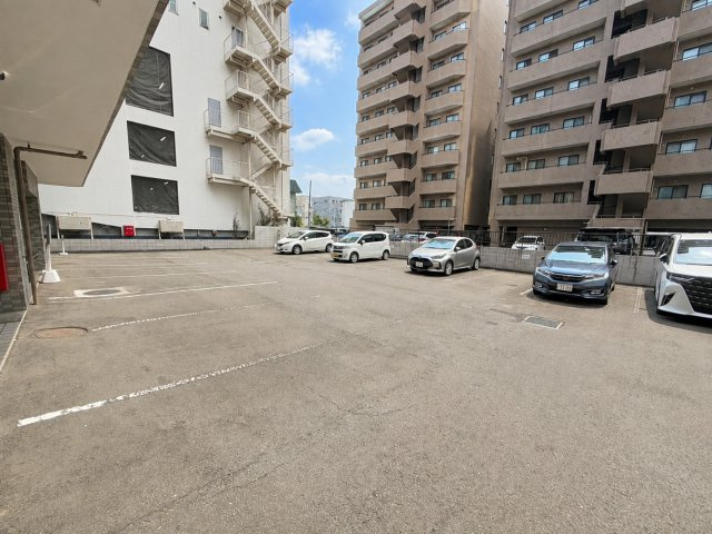 ライオンズマンション北22条の駐車場