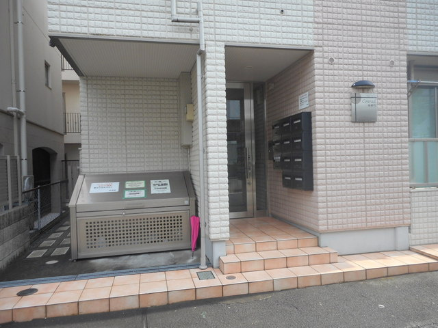 コンラッド桜新町のエントランス|オートロック完備のエントランス　敷地内ゴミ置き場完備