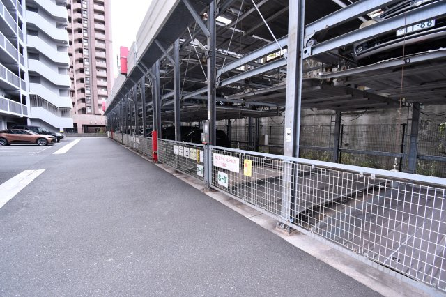 シャトレ大手町N棟の駐車場