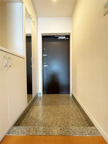 シャトレ大手町N棟の玄関