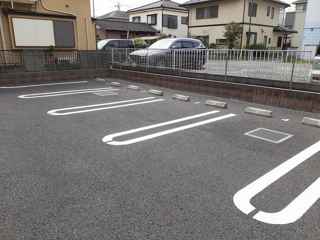 ルーモベルビ・トロアの駐車場