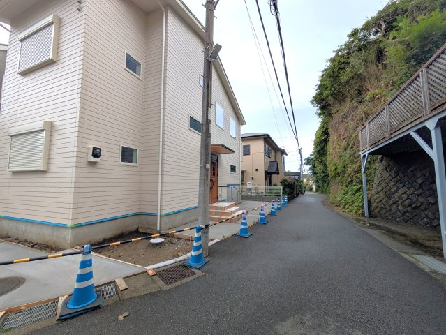 海まで徒歩15分！ 木の温もりを感じる家の前面道路含む現地写真|前面道路