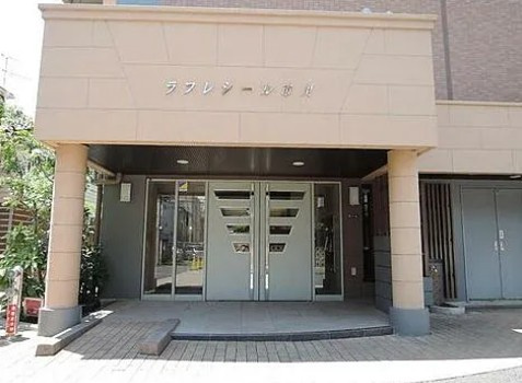 ラフレシール市川のエントランス