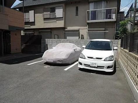 ラフレシール市川の駐車場
