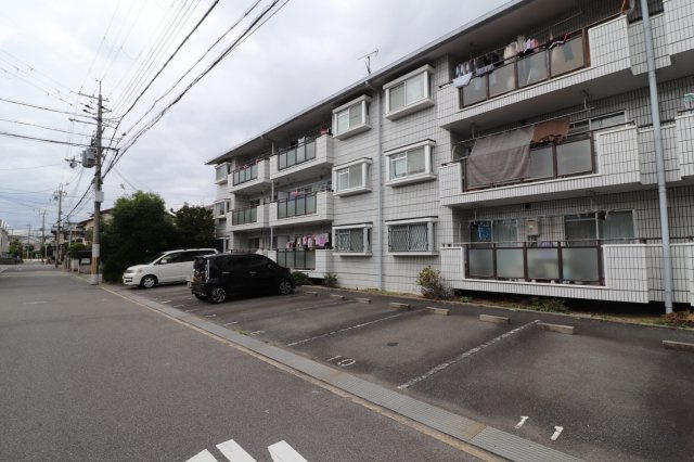 エクセレントライフ真砂の駐車場