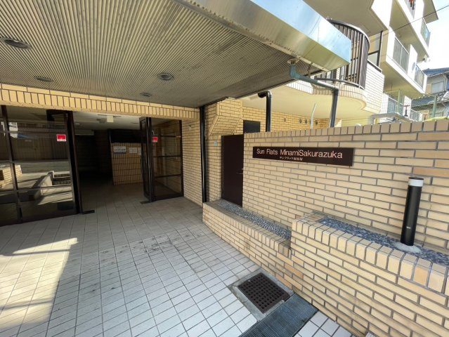 豊中市南桜塚４丁目の賃貸マンションのエントランス