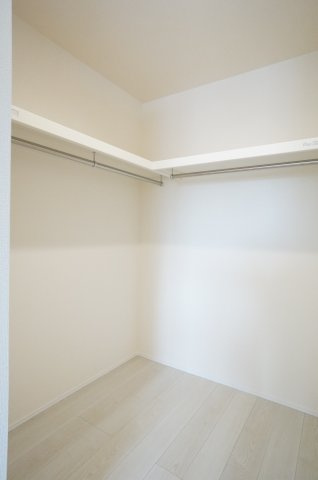 リーブルファイン新舞子第3　1号棟の収納|たっぷり収納可能なウォークインクローゼット