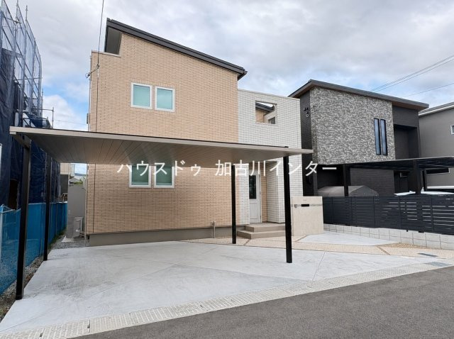 【超築浅×一条工務店施工】圧倒的な高性能住宅の駐車場|ハイグレードなカーポートを設置。大切なお車を雨や紫外線から守り、雨の日でも濡れにくく快適に乗り降りできます。