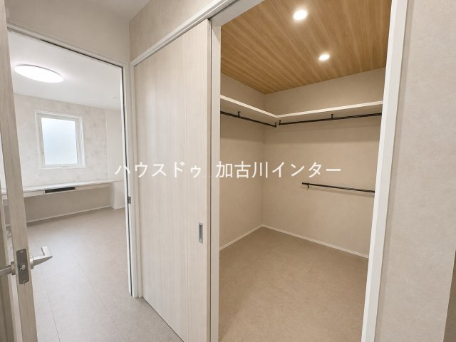 【超築浅×一条工務店施工】圧倒的な高性能住宅の収納|１F　ファミリークローク
家事動線や収納力にもこだわった住まいです。
※画像編集により荷物を削除しております。