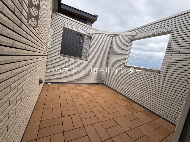 【超築浅×一条工務店施工】圧倒的な高性能住宅のバルコニー|広々としたバルコニーは水栓完備！
タープフックもあり、水遊びもできますね！