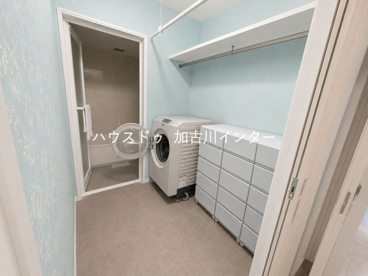【超築浅×一条工務店施工】圧倒的な高性能住宅のランドリースペース|脱衣室と洗濯機置場にはホスクリーンがあり、室内干し・雨の日も安心！
※画像編集により荷物を削除しております。
