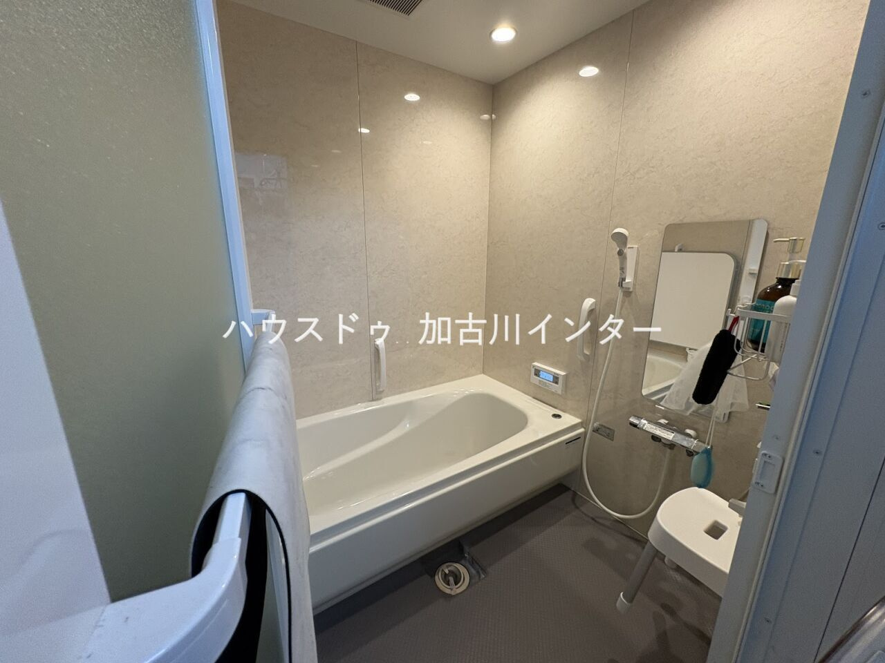 【超築浅×一条工務店施工】圧倒的な高性能住宅の浴室|一条工務店は浴室の床にも床暖房が入っております！
冬場はカビの予防にも◎