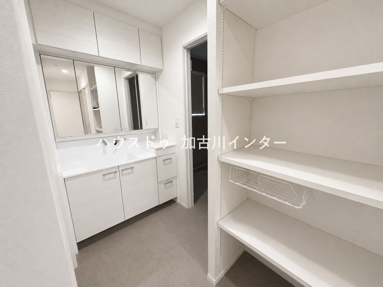 【超築浅×一条工務店施工】圧倒的な高性能住宅の独立洗面台|廊下の収納スペースはおしゃれに飾ってもよさそうですね！
※画像編集により荷物を削除しております。