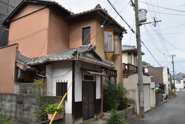 船岡山の麓 洋の香る京町家の外観|目を引く外観
