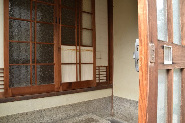 船岡山の麓 洋の香る京町家の玄関|個性的な意匠が残る玄関