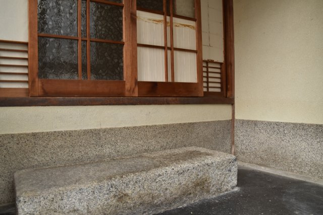 船岡山の麓 洋の香る京町家の玄関