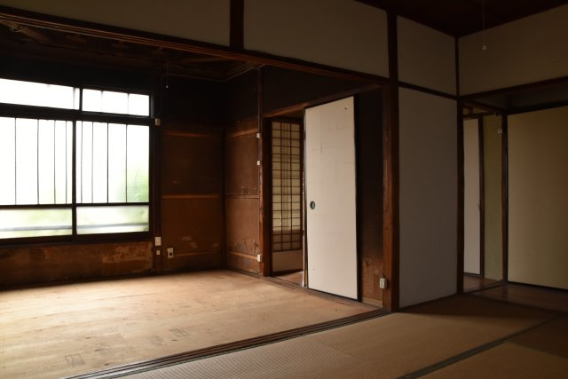 船岡山の麓 洋の香る京町家の和室|光が差し込む明るい1階