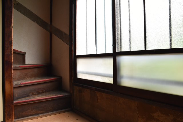 船岡山の麓 洋の香る京町家の内装|わくわくする廻り階段