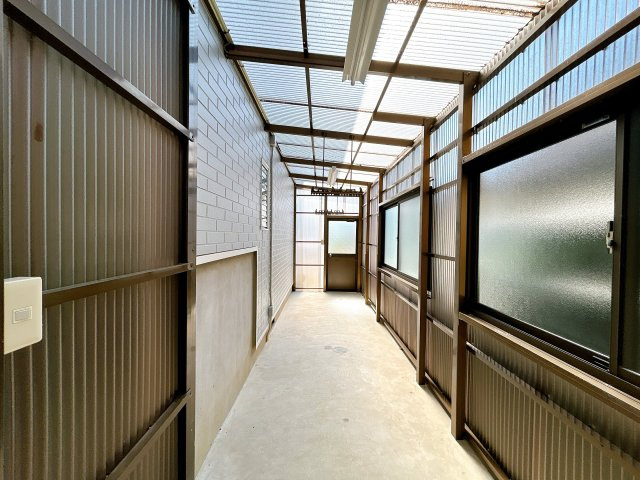 宇部市大字船木　戸建てのその他|玄関向かって左側の差し掛けです。アウトドア用品やタイヤ等を保管するのに便利です。