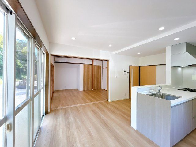 宇部市大字船木　戸建ての居間・リビング|10帖のLDKは、隣接する洋室7帖と三枚の引き込み戸を開閉することで、拡張してご利用可能です。
