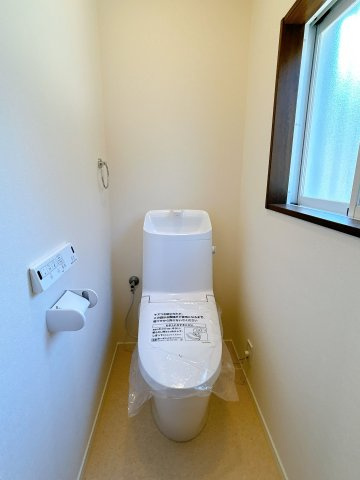 宇部市大字船木　戸建てのトイレ|LIXIL製の温水洗浄機能付きトイレに交換済です。