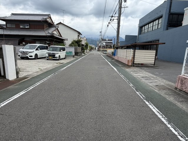 西条市明屋敷116　中古住宅の前面道路含む現地写真